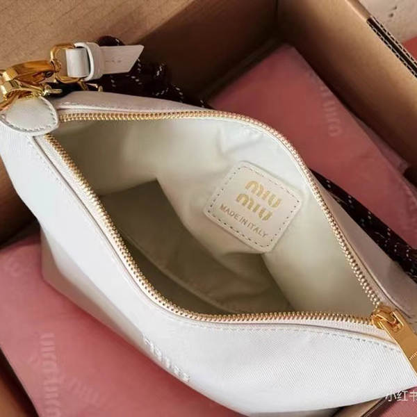 Miu Mu2025 novo colisão cor-de-cabeça de surf veludo de repouso em uma caixa de refeições de moda de ombros solitários