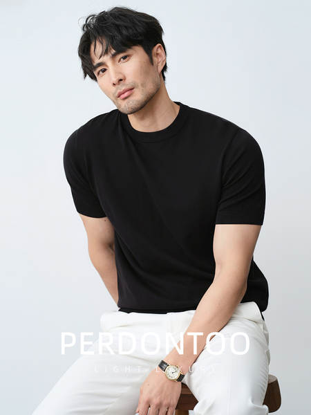 No outono, os homens usam camisetas de couro curto.