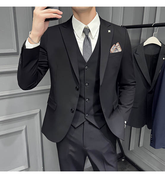No verão de 23 anos, os homens vestidos com roupas de cor branca e branca usam três camisetas de roupas de casaco.