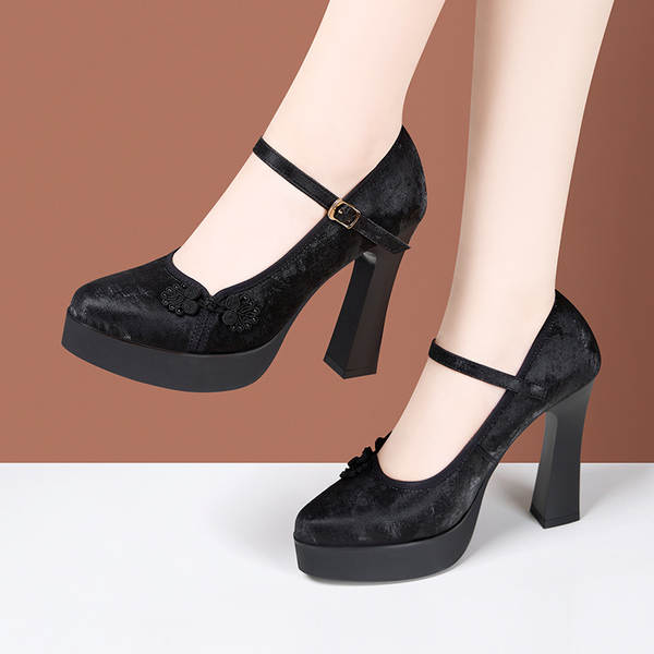 Mulheres chinesas usam sapatos de verão com calçado de cavalo