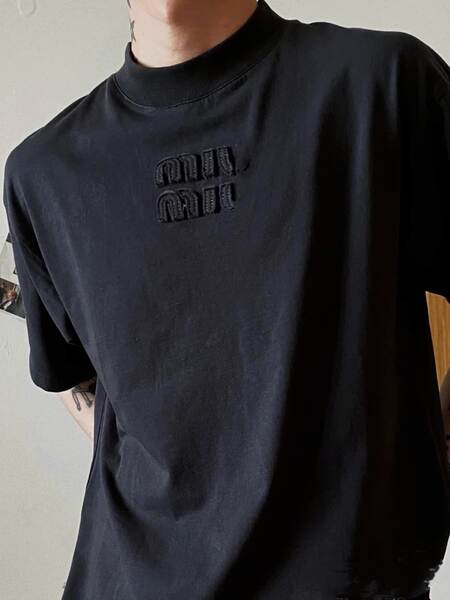 T-shirt masculino e feminino de alta qualidade com pulseira escura e escura.