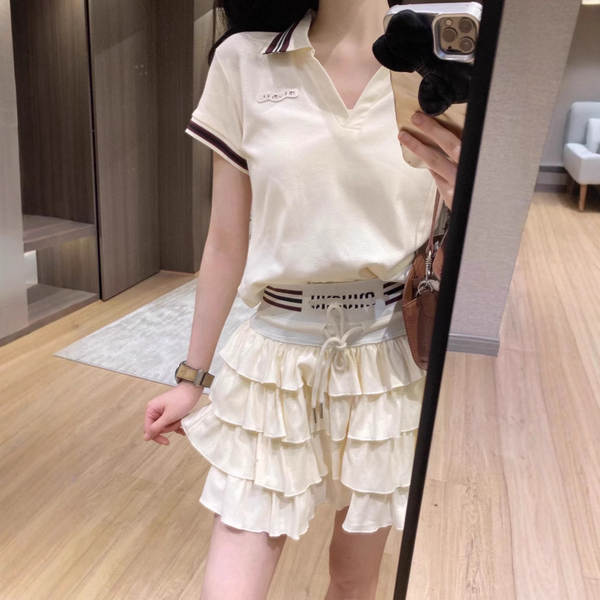 Vestido curto com camiseta polo e saia de bolo