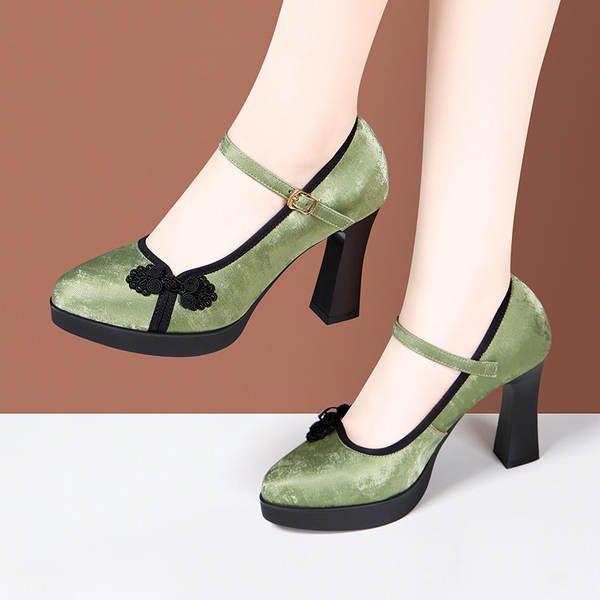 Mulheres chinesas usam sapatos de verão com calçado de cavalo