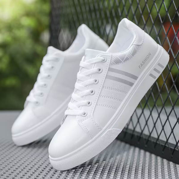 Sapatos esportivos brancos