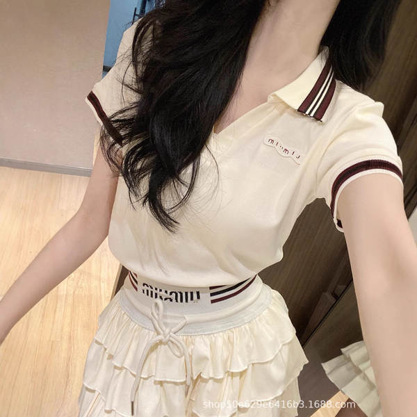 Vestido curto com camiseta polo e saia de bolo