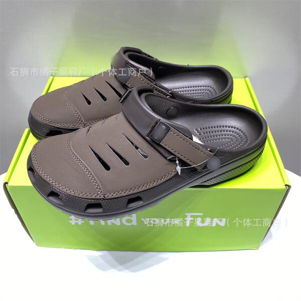 Sapatos de areia ao ar livre e confortáveis para os homens e para as mulheres de praia para o ar livre.