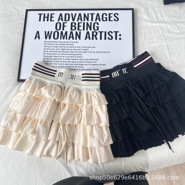 Vestido curto com camiseta polo e saia de bolo