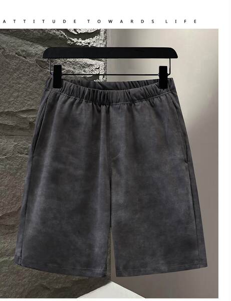 No verão, a moda do casaco masculino tem dois pantalões curtos e um conjunto completo.