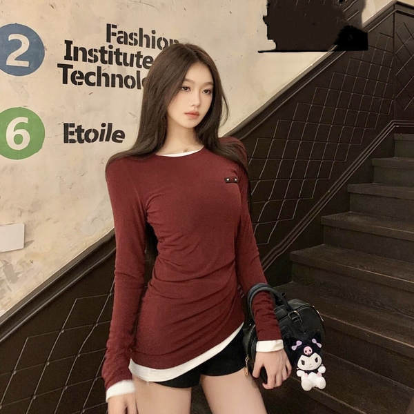 No verão de 2025, a nova camiseta de proteção solar da MIU é usada para roupas femininas