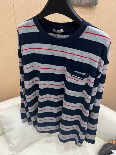 Versão de alta disponibilidade 2025 Primeira Primavera Novo MIU Mulher Rede Red Nova Cotton Qualidade Linha Red T-Shirt Ladrilhos Homens e Mulheres
