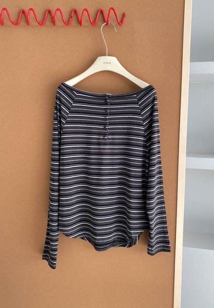 GAGD miu botão de faixa de faixa de ombro de uma palavra longas mãos T-shirts primavera 2025 novo modelo relaxante exibindo ombro magro