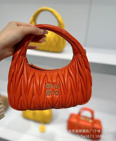 Bolsa feminina de couro com detalhes em pregas