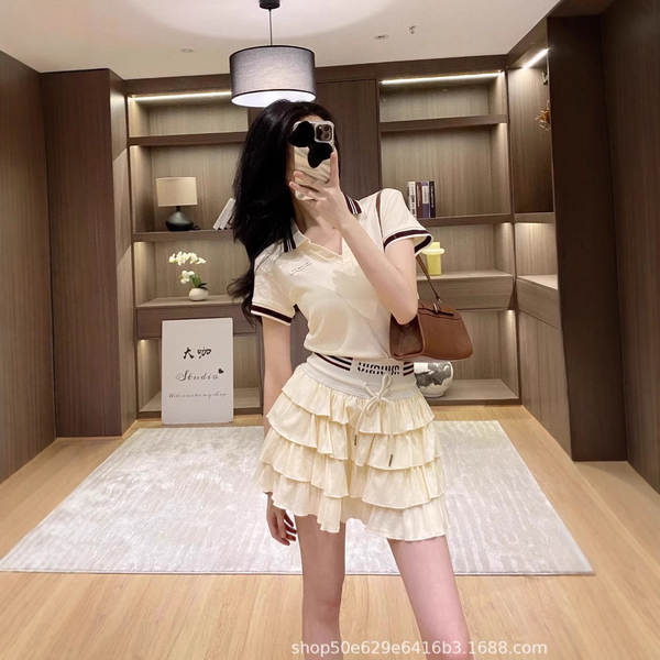 Vestido curto com camiseta polo e saia de bolo