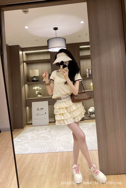 Vestido curto com camiseta polo e saia de bolo