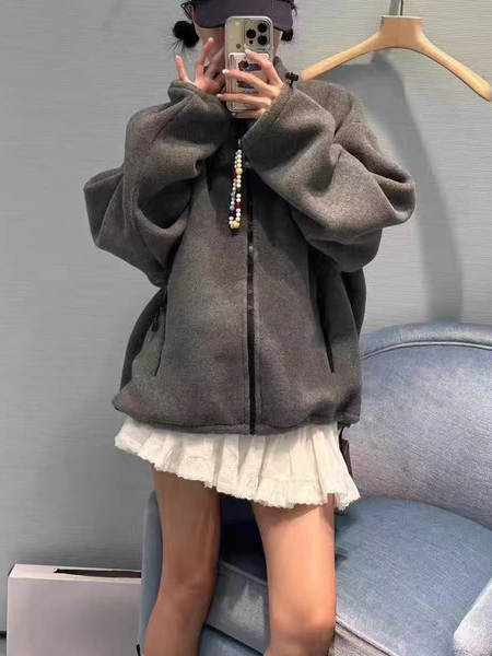 O casaco de inverno da MIU é o novo casaco da MIU para homens e mulheres.