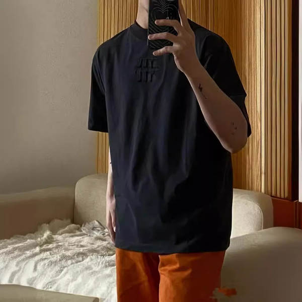 T-shirt masculino e feminino de alta qualidade com pulseira escura e escura.