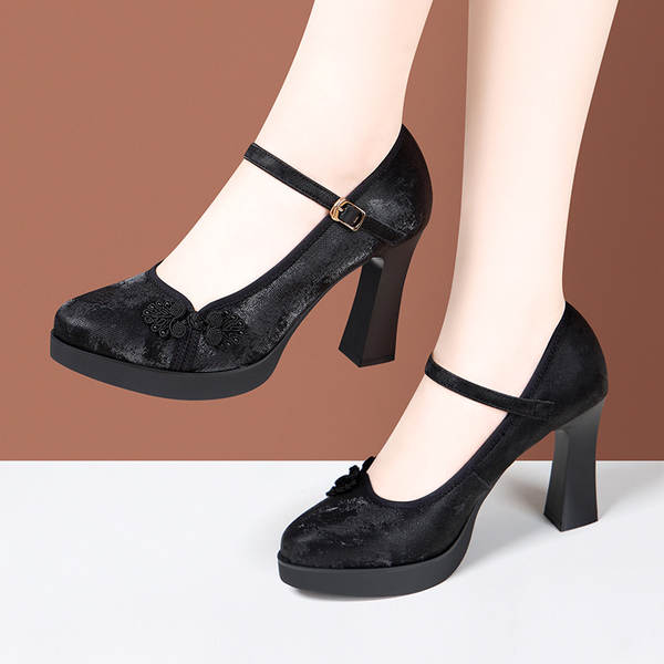 Mulheres chinesas usam sapatos de verão com calçado de cavalo