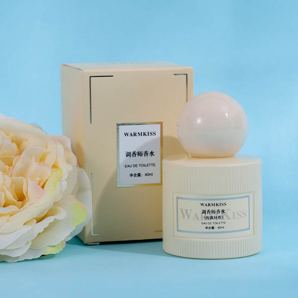 Mulheres perfumadas com perfume no mercado noturno de luxo.