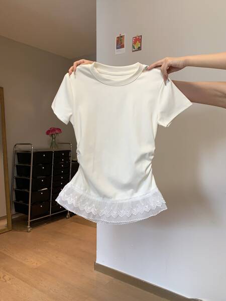 Camiseta feminina curta com babados