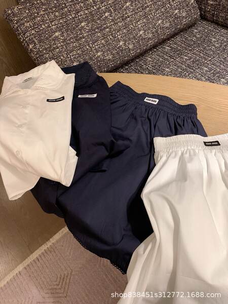 Nova coleção de bonecas com camisa curta