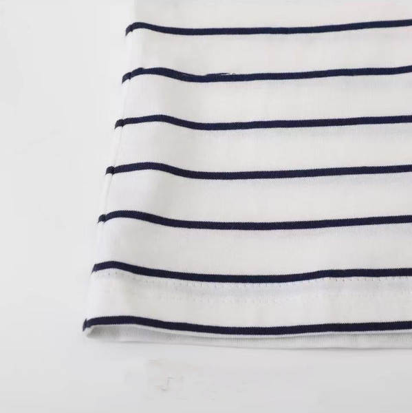 Camiseta feminina branca com listras