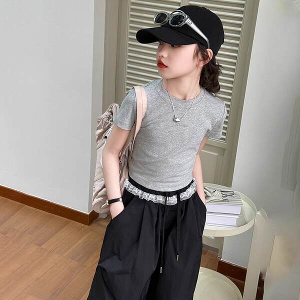 T-shirts para meninas de curta-metragem de verão de 2025 moda nova roupa de verão para meninas de verão de meia-metragem