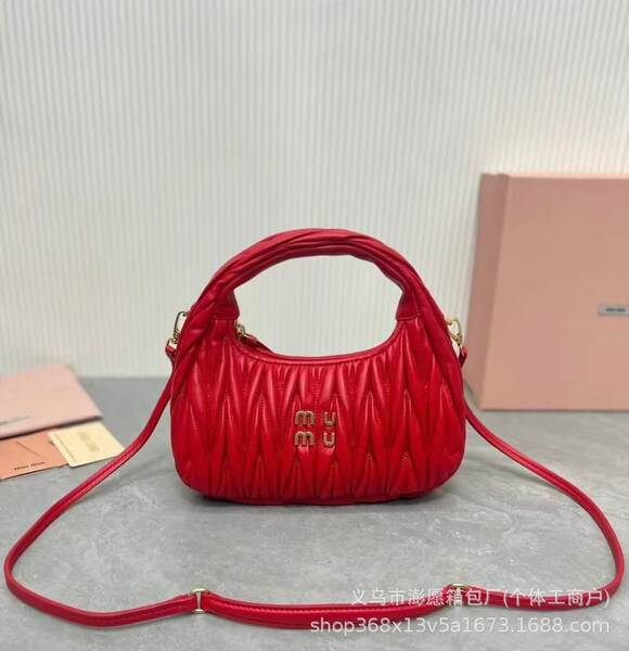 Bolsa feminina de couro com detalhes em pregas