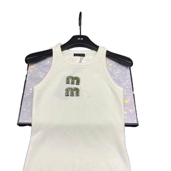 No verão, a nova camiseta sem fio é usada.