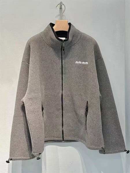 O casaco de inverno da MIU é o novo casaco da MIU para homens e mulheres.