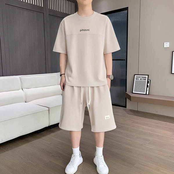 No verão, os homens usam camisetas masculinas com camisetas masculinas com camisetas masculinas.