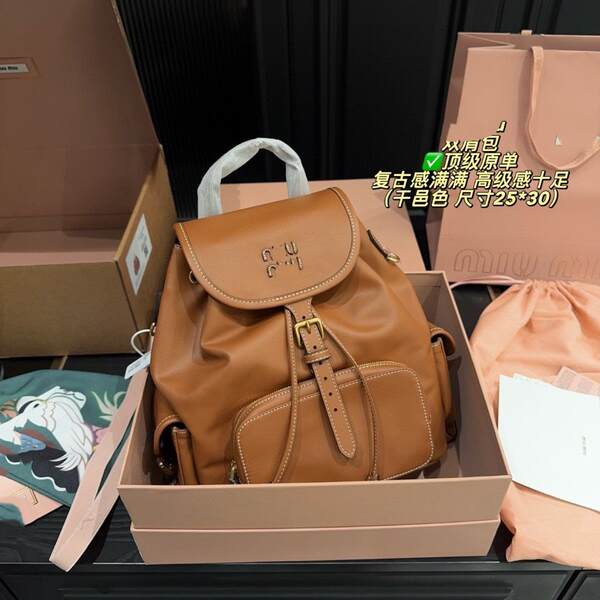 Miu Mu2025 nova mochila de couro duplo de ombros de alta sensibilidade de mão de ombro único de trabalho real mochila femininas atacado