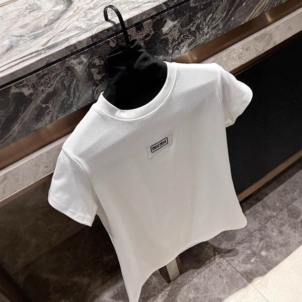 Em 2025, uma camiseta curta é usada por meninas mais velhas.