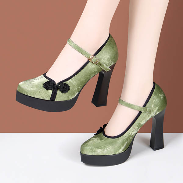 Mulheres chinesas usam sapatos de verão com calçado de cavalo