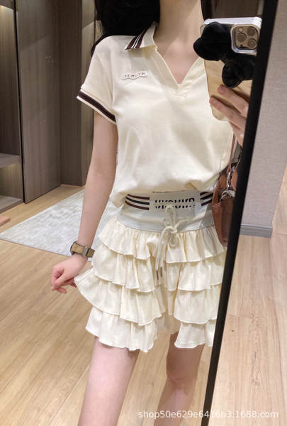 Vestido curto com camiseta polo e saia de bolo
