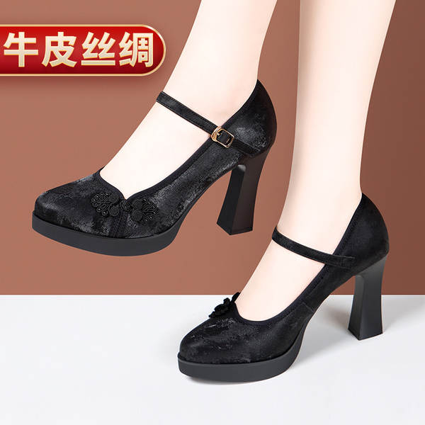 Mulheres chinesas usam sapatos de verão com calçado de cavalo