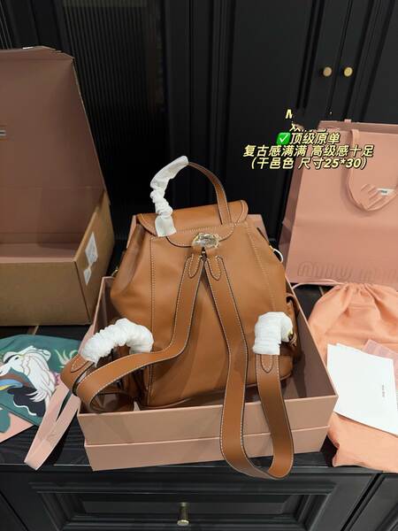 Miu Mu2025 nova mochila de couro duplo de ombros de alta sensibilidade de mão de ombro único de trabalho real mochila femininas atacado