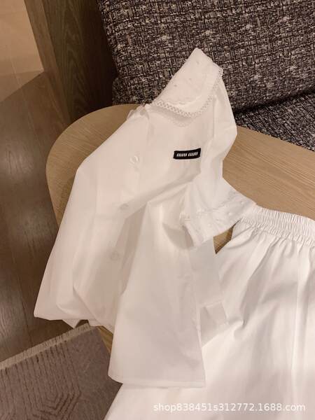 Nova coleção de bonecas com camisa curta