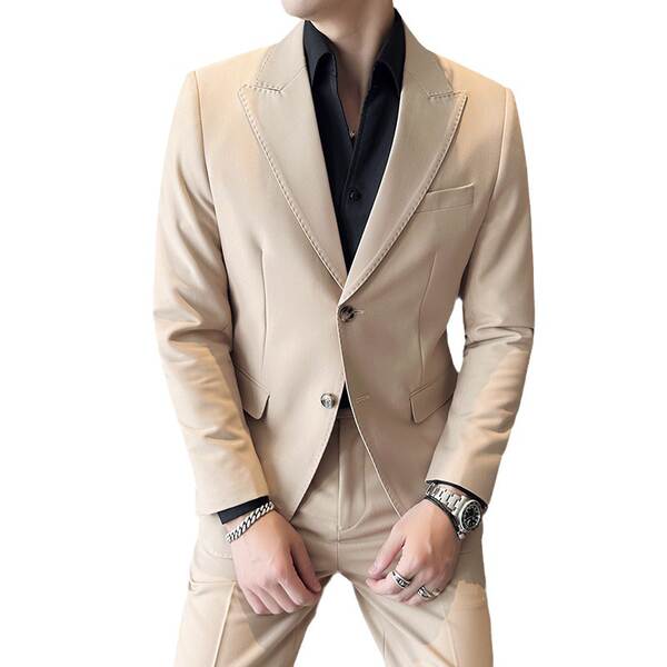 Vestido masculino de verão com duas camisetas masculinas de verão.