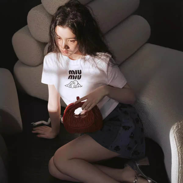 24 Primavera-Verão MIU casa nova moda de centenas de nuvens simples letras de corda redonda curta redução de idade T-shirt de mão curta mulher