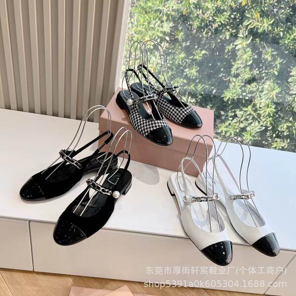 Mulheres do Verão de 2024 e primavera de 2024 com sapatos frios.