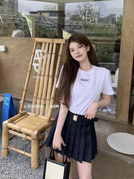 Em 2025, uma camiseta curta é usada por meninas mais velhas.