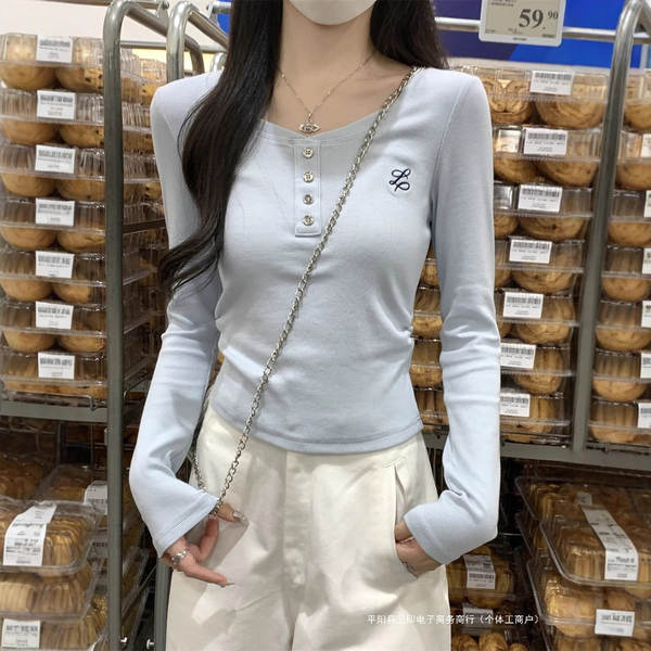 Camisa longa de manga com botão em azul claro