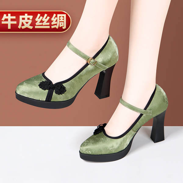 Mulheres chinesas usam sapatos de verão com calçado de cavalo