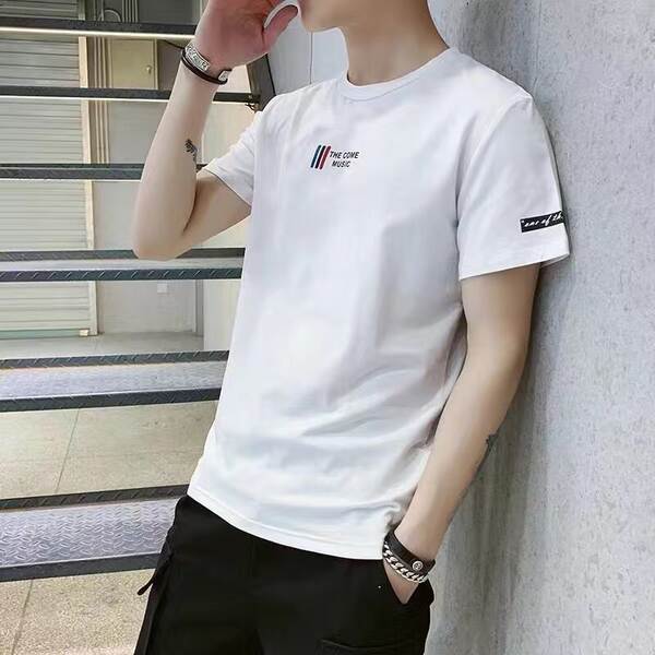 T-shirt de verão de cor branca e branca para homens com meias mãos.