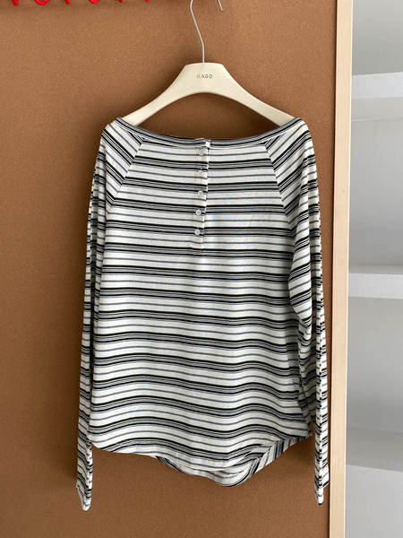 GAGD miu botão de faixa de faixa de ombro de uma palavra longas mãos T-shirts primavera 2025 novo modelo relaxante exibindo ombro magro
