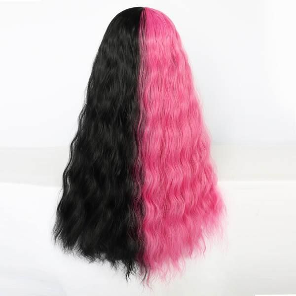 Melanie é a personagem principal do longa-metragem, com o cabelo duplo.