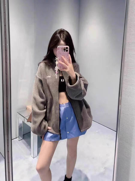 O casaco de inverno da MIU é o novo casaco da MIU para homens e mulheres.