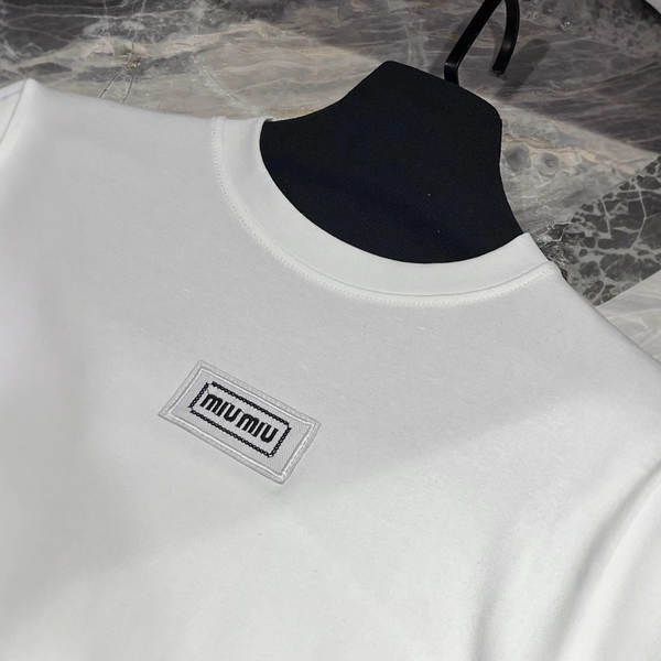 Em 2025, uma camiseta curta é usada por meninas mais velhas.