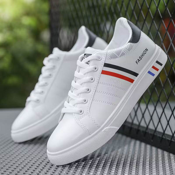 Sapatos esportivos brancos