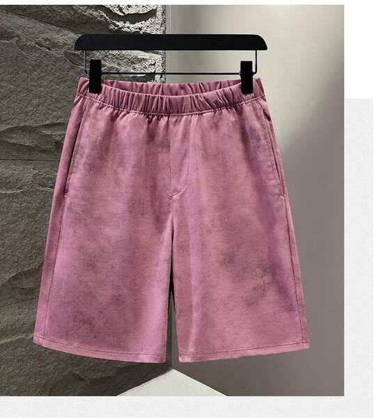 No verão, a moda do casaco masculino tem dois pantalões curtos e um conjunto completo.